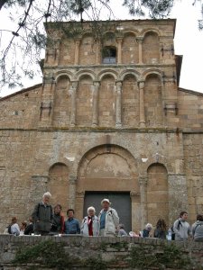 Gruppo di pellegrini davanti alla Pieve di Santa Maria a Chianni (23352 bytes)